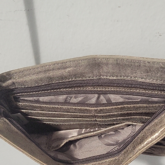 Elegant Tan Shoulder Bag - Picture 3 of 4